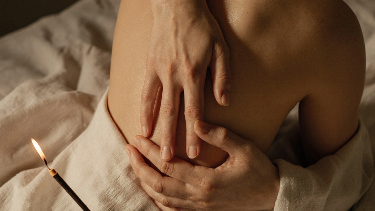 Ruce jemně dotýkají ramene a břicha bez jakéhokoli sexuálního kontextu.